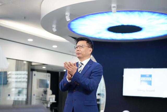 蔡司光学中国区董事长,总裁彭伟先生线上实时连线祝贺.