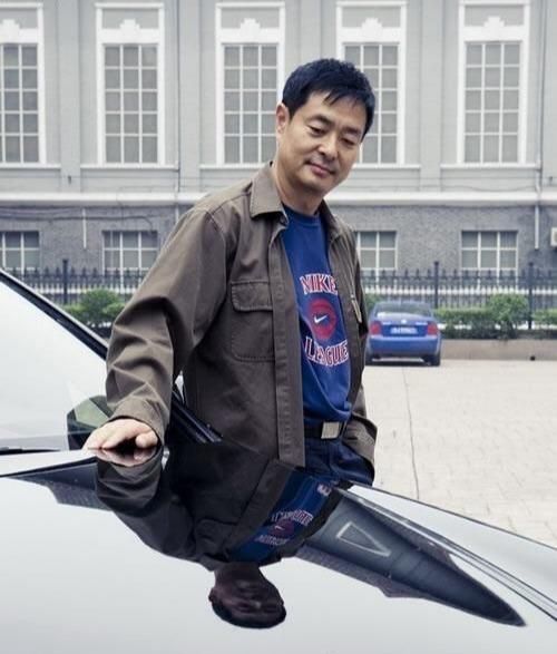 66岁濮存昕老成这样了?头发灰白戴老花镜佝偻着背