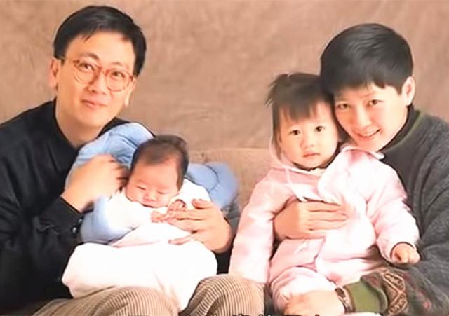 郑丹瑞一家近照,妻子气质好,2女儿一个高考状元一个考古系硕士