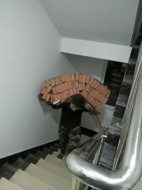 90后搬砖小伙,16岁来工地干苦力,靠搬砖日赚800元