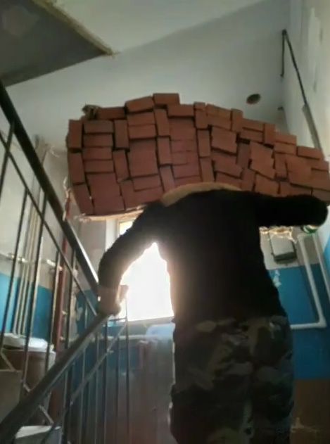 90后搬砖小伙,16岁来工地干苦力,靠搬砖日赚800元