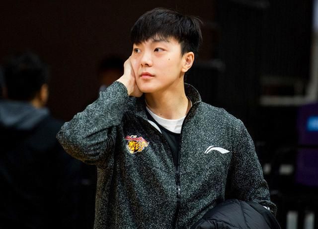 深度|又帅又能打,攻防一体的胡明轩,正成长为广东的外线核心