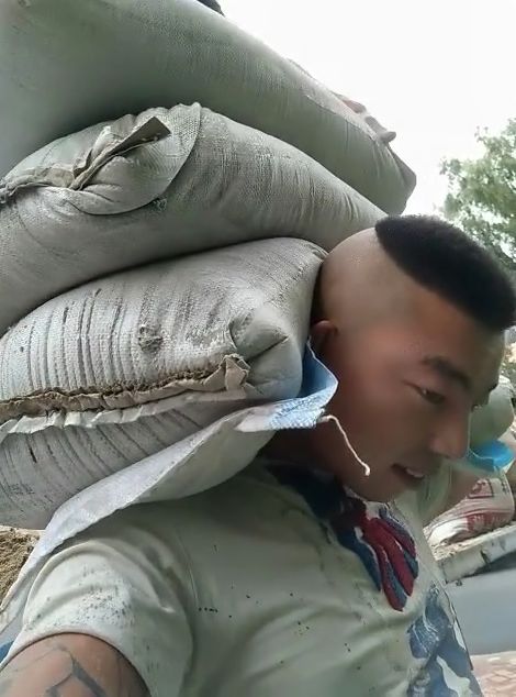 90后搬砖小伙,16岁来工地干苦力,靠搬砖日赚800元