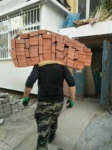 这个满头大汗的90后小伙在工地上干苦力活儿,平常就是搬砖,沙子,水泥