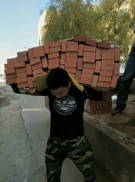 这个满头大汗的90后小伙在工地上干苦力活儿,平常就是搬砖,沙子,水泥