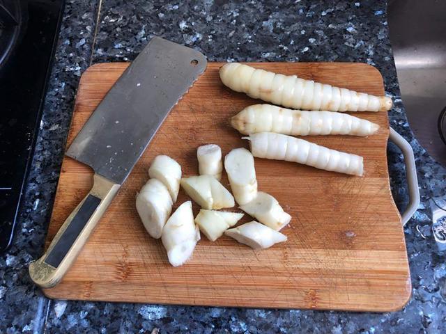 而且这种竹根薯属于广东茂名的特色食物,属于竹芋科植物,特别喜欢温暖