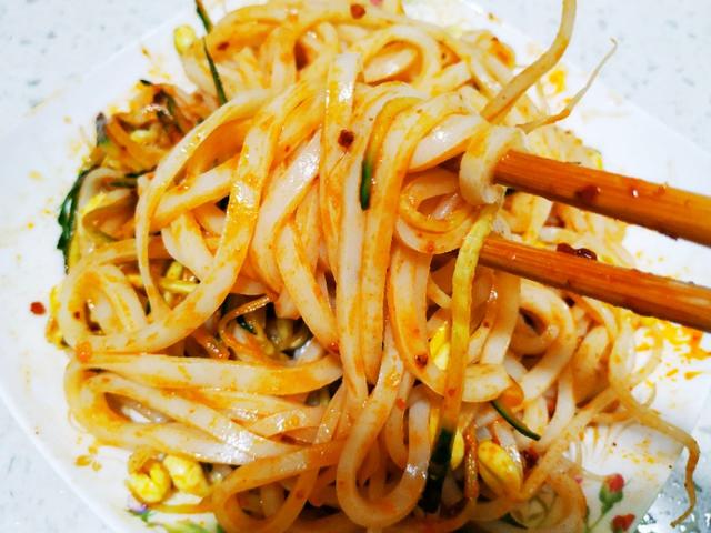 小两口的简单晚餐,自调麻酱凉皮配上绿豆粥,消热解馋,不费功夫