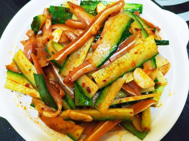 天热了适合吃凉菜,香辣红油拌上一道黄瓜猪耳朵,酸爽开胃又解馋