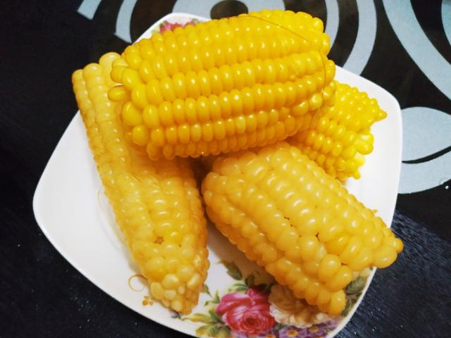 小两口的早餐,2根玉米,2个鸡蛋,加上一盘甜瓜,简单又不失营养