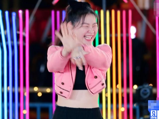 金靖在台上跳《yes!ok》看见她舞蹈姿势:确定没有私下练习