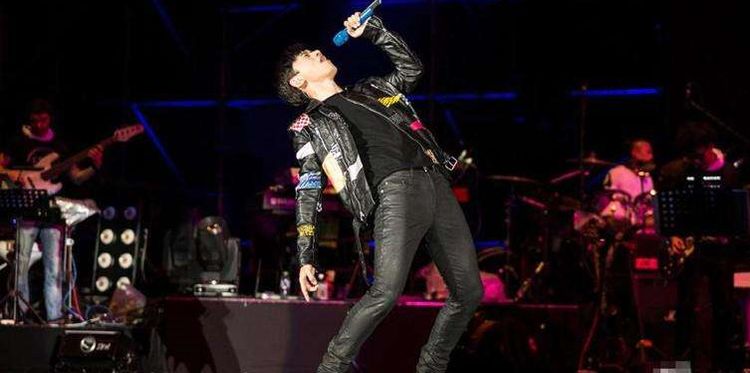 男星下腰,原以为张杰够厉害了,看到杨洋心服口服|张杰|杨洋|男明星