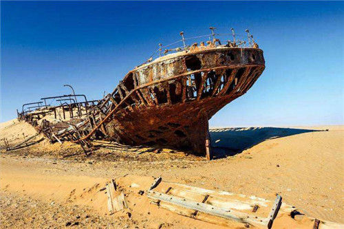 100余年前的"沉船"现身沙漠,船体锈迹斑斑,时空转移存在么?