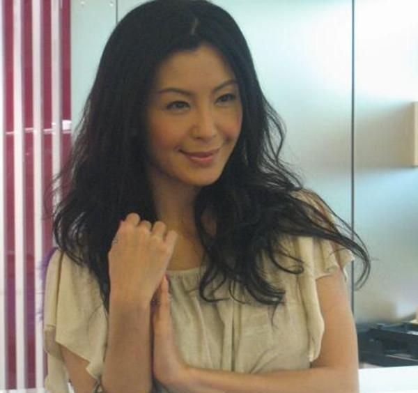 她21岁嫁富豪,结婚13天丧夫分上亿遗产,携资再嫁生活幸福!|伍咏薇|富