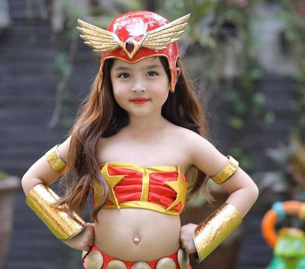 菲律宾女孩刚出生4个月便接广告,如今5岁收入是演员母亲的几倍