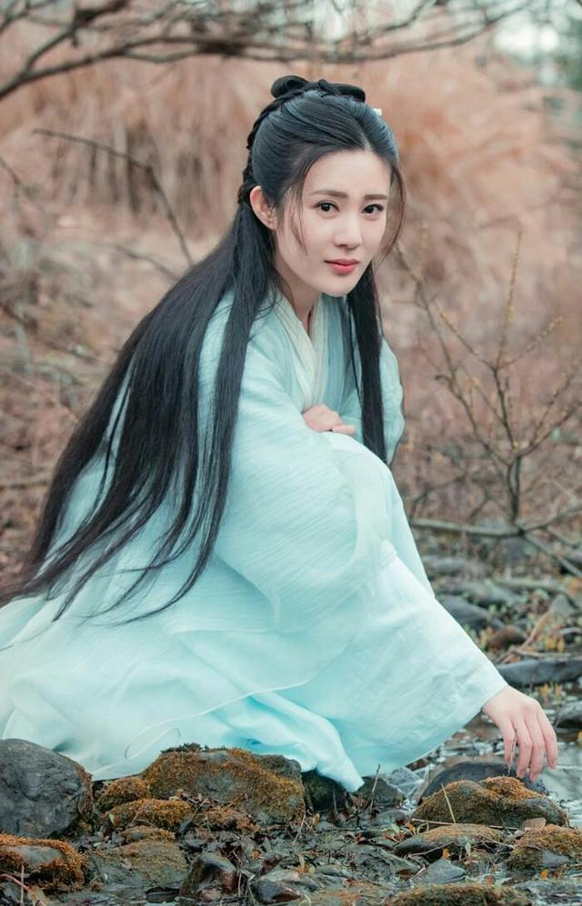 她出道就被姑父捧红,姑父离婚后不给资源,如今沦为18线演员