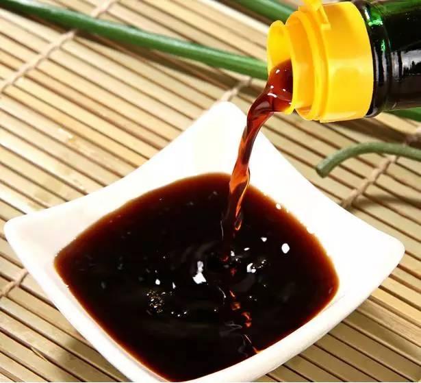 鱼刺卡喉吞饭喝醋管用勿信谣言四步轻松取鱼刺