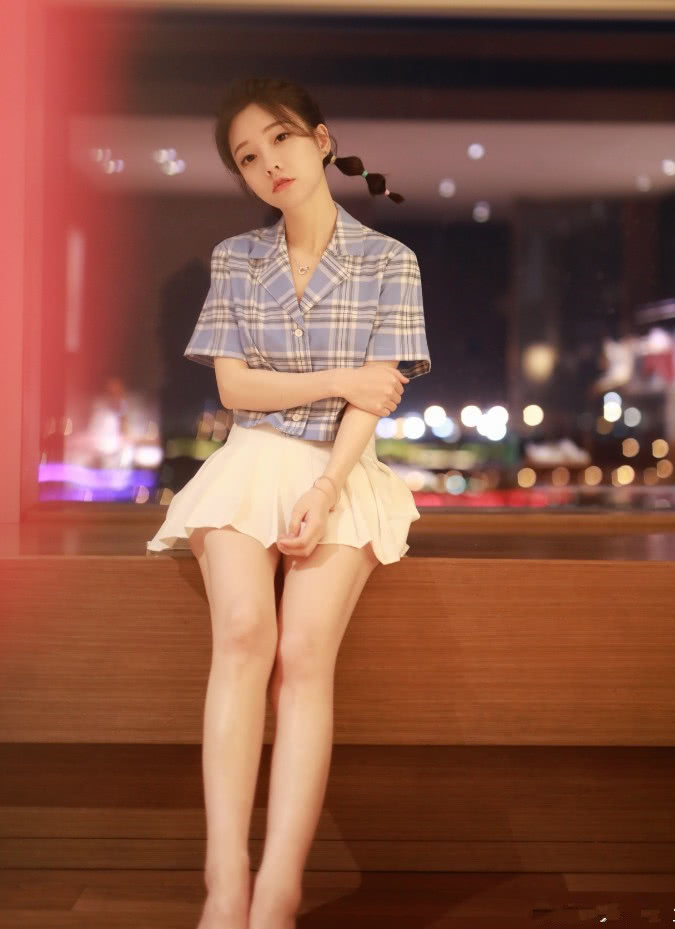 冯提莫第一次挑战15厘米半裙,就穿出网红里最细的