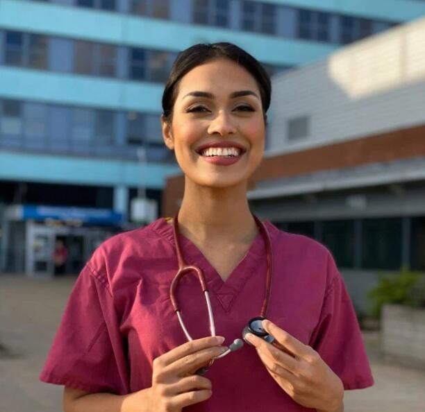 24岁的芭萨·穆科尔基(bhasha mukherjee)(上图)是一位印度裔英国医生