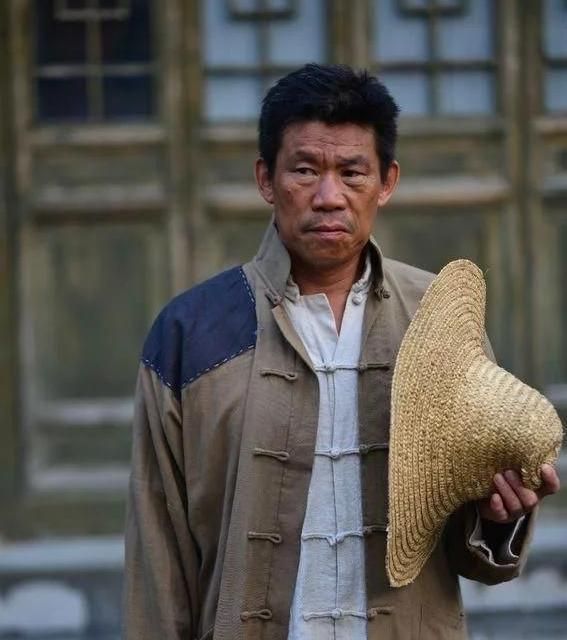 凭《亮剑》成名,从农民逆袭成演员,现在他过得怎样了?