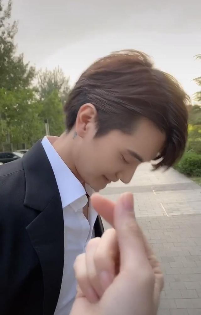 小五张檬公开恋爱后频秀恩爱高调摸喉结互比心