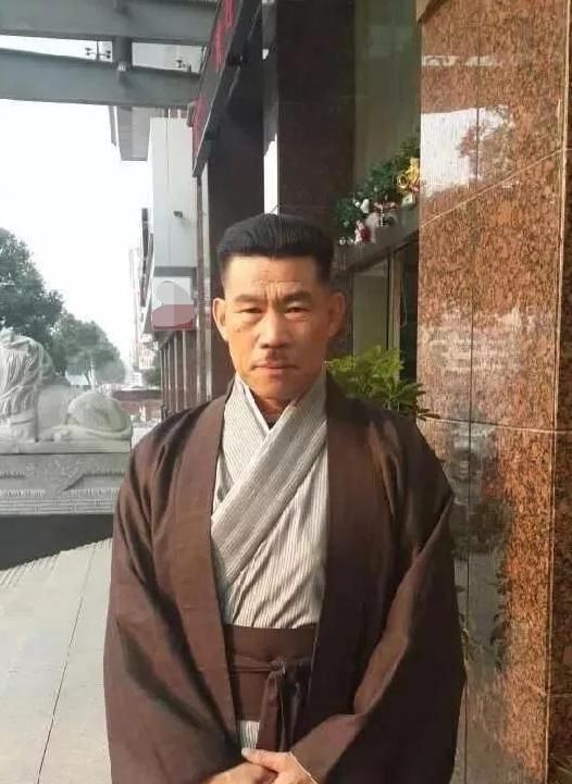 凭《亮剑》成名,从农民逆袭成演员,现在他过得怎样了?