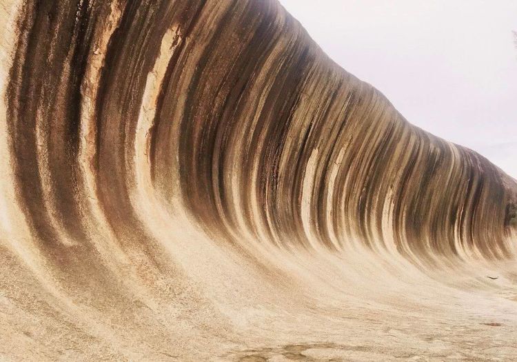 全球最怪的"海浪",悬浮在半空中,永远不会落下来!
