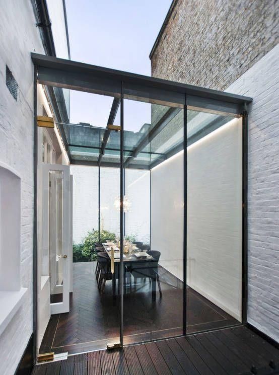 住农村真好,家家都有小院子,院子阳光房只封一半,留一半露天