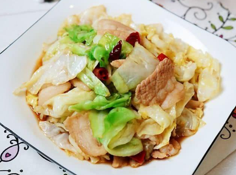 包菜口感脆嫩甘甜清爽,加点肉片炒出手撕包菜,咸香可口好吃不腻