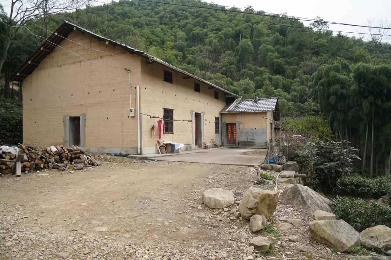 49岁的穷大叔,住在深山的土房,将生活过成诗,里面的庭院美哭我