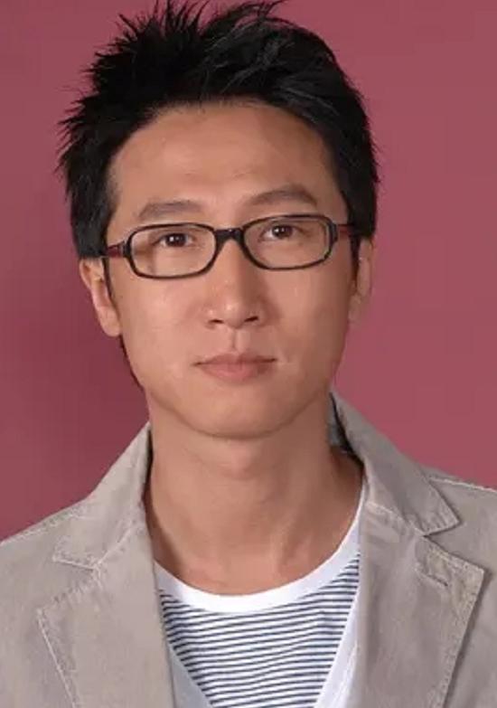 洪金宝儿子女装太辣眼睛!满面油光妆容脏兮兮,长裙开叉到大腿根