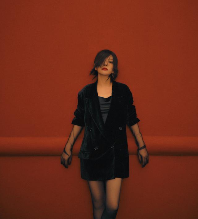 赵薇就是敢,44岁穿西装玩下衣失踪,配显瘦黑丝袜性感抢眼