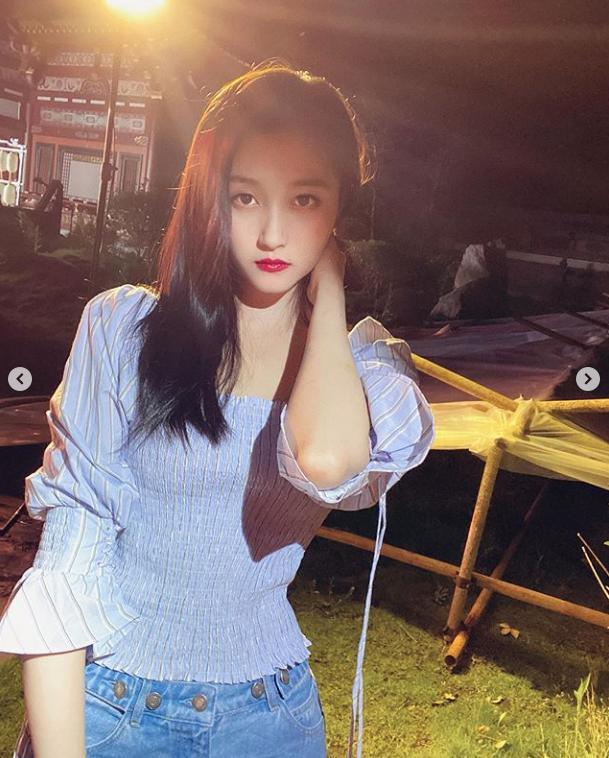 关晓彤晒男友视角穿紧身衣耍酷秀性感s型身材超养眼