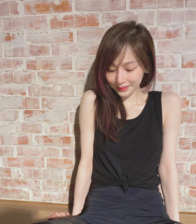 王心凌为证"天然脸"晒素颜照,却被裤子意外抢镜