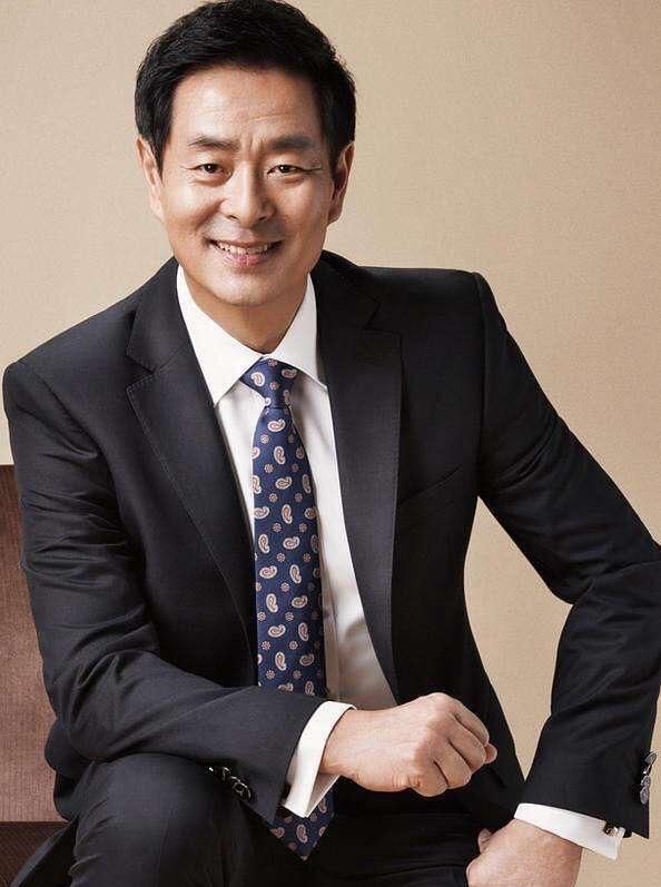 66岁濮存昕老成这样了头发灰白戴老花镜佝偻着背