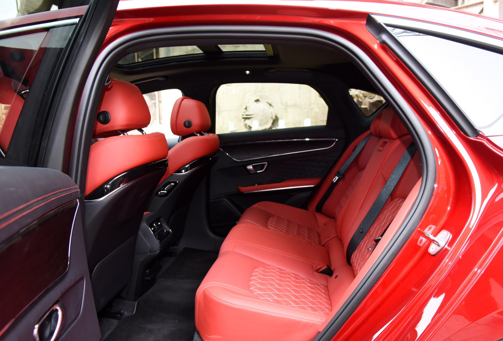 比亚迪汉EV欧洲首发，预估售价35.6万起，国内预计6月上市。