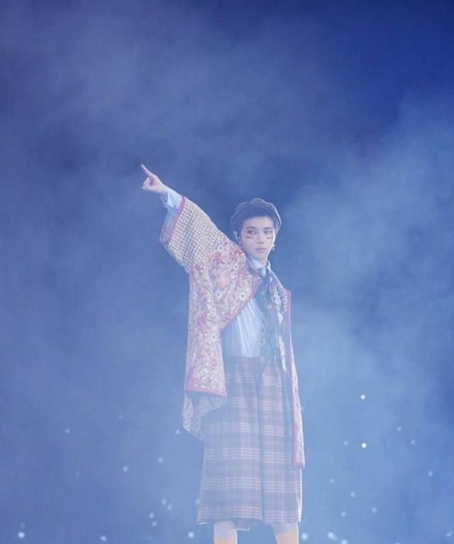 华晨宇晒与友人合照,看到他腿上的裤子,网友直呼:这是闹哪样