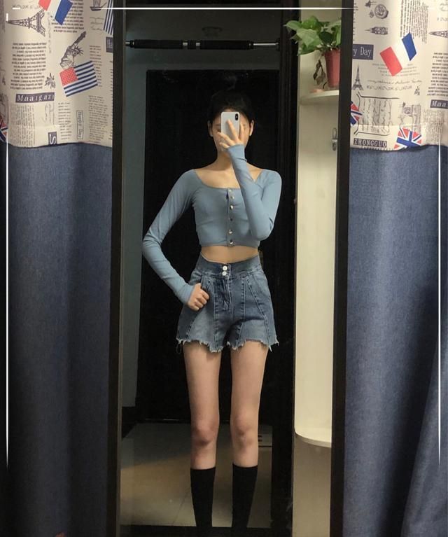 李沁夏日露腰"肚脐装",学会这几种混搭,直腿细腰尽显少女感