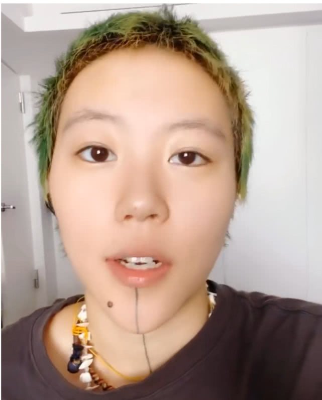 窦靖童素颜现身垃圾桶旁吃路边摊表情呆萌十分接地气