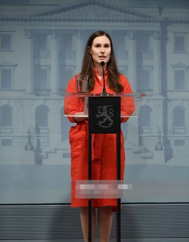 34岁芬兰美女总理终于换风格穿花裙好惊艳