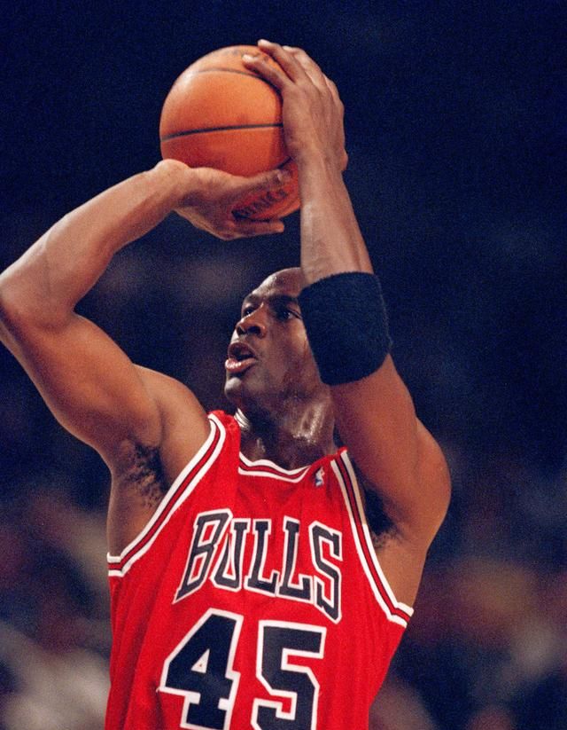 马布里:詹姆斯投篮不准无法比肩乔丹,球迷:赶紧研究cba全华班