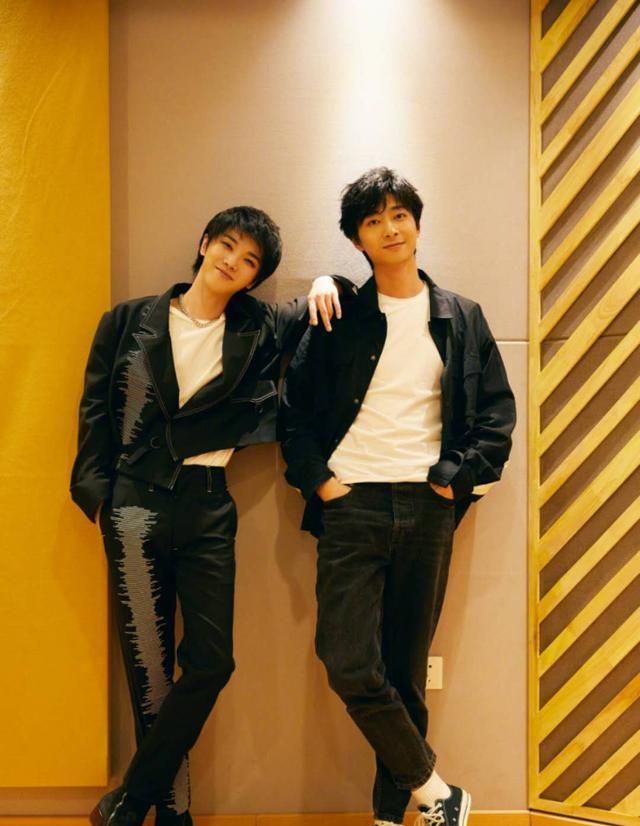 华晨宇晒与友人合照,看到他腿上的裤子,网友直呼:这是闹哪样