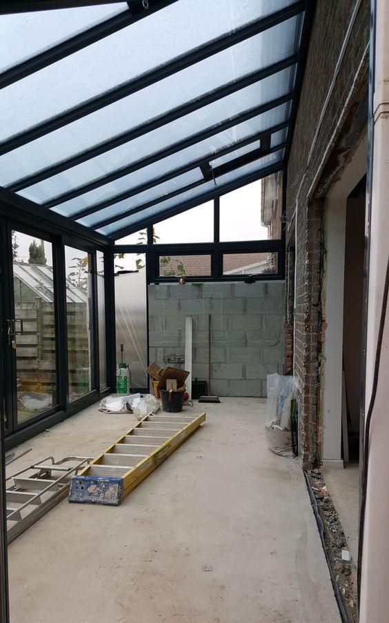 住农村真好,家家都有小院子,院子阳光房只封一半,留一半露天