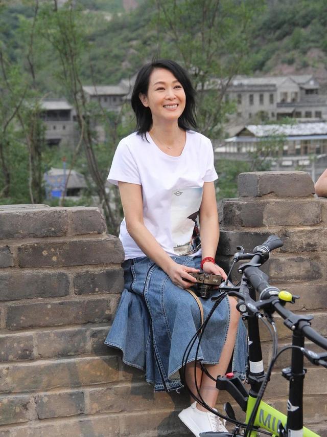 刘若英罕见亮相,白裙映衬的肌肤"吹弹可破",真不敢相信49岁了