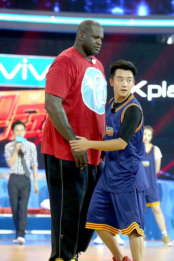 郭艾伦身高达到1米92,他当年曾和奥尼尔一起参加活动,两人还曾同场
