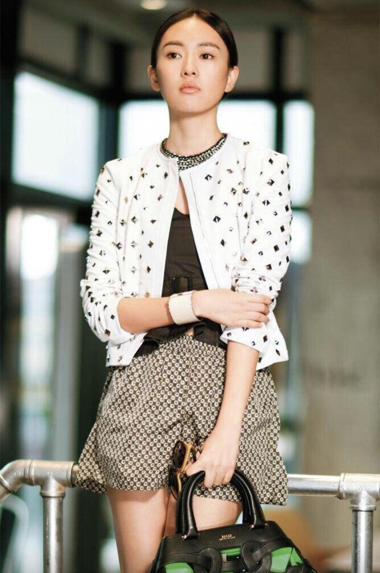 童谣太酷了,中性风格穿搭气质感爆棚,女神的她果然很撩人