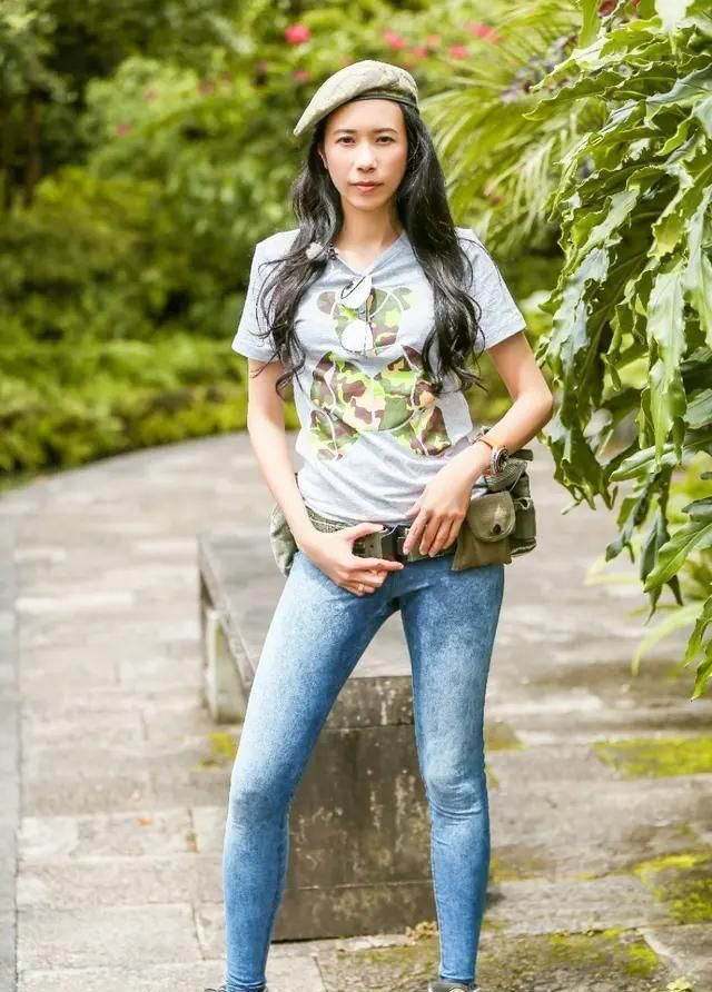 莫文蔚身材真好,牛仔裤穿成无痕裤,双腿纤细一点也不像50岁!