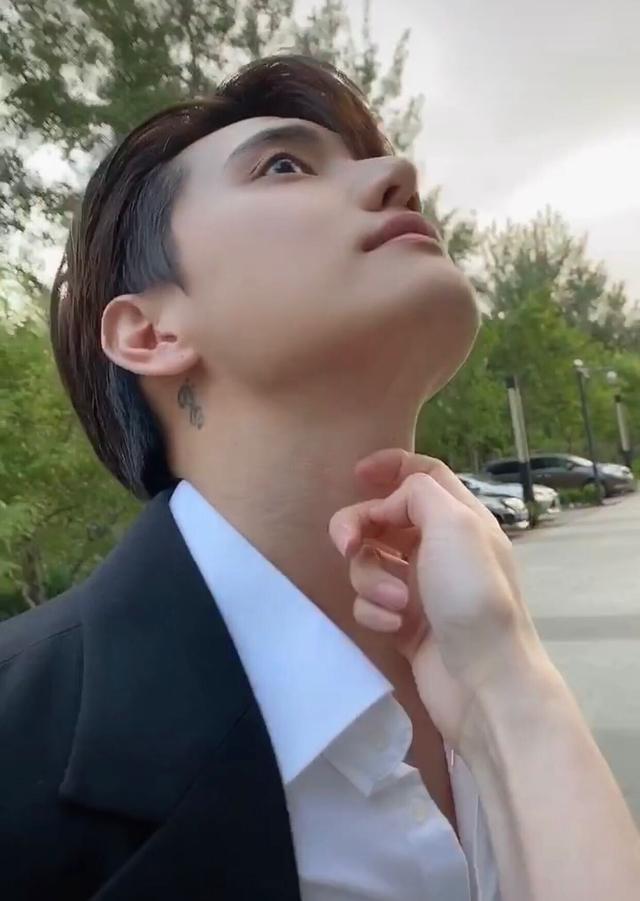 小五张檬公开恋爱后频秀恩爱高调摸喉结互比心