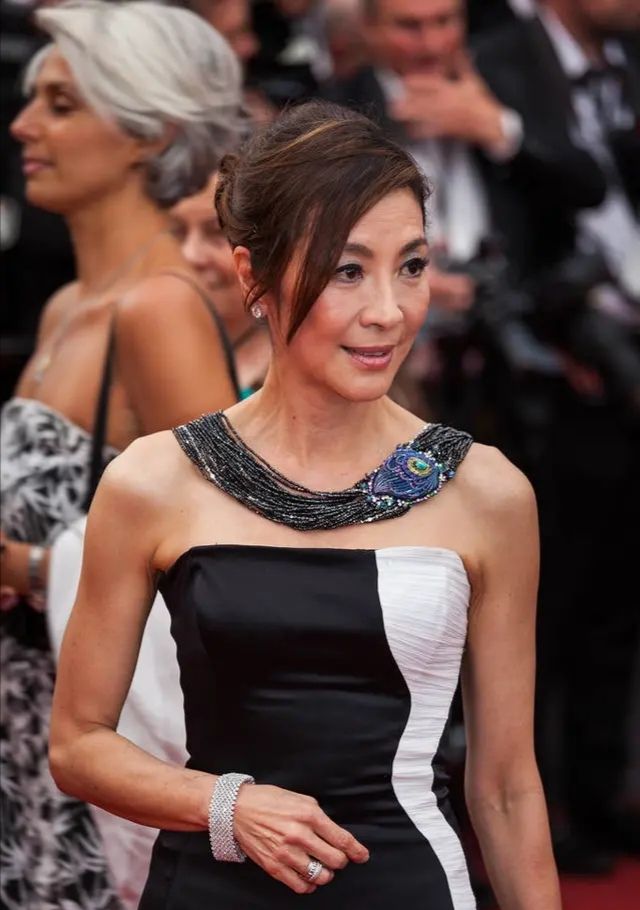 杨紫琼习惯性素颜脸垮了也挺自然57岁有这状态都很好了