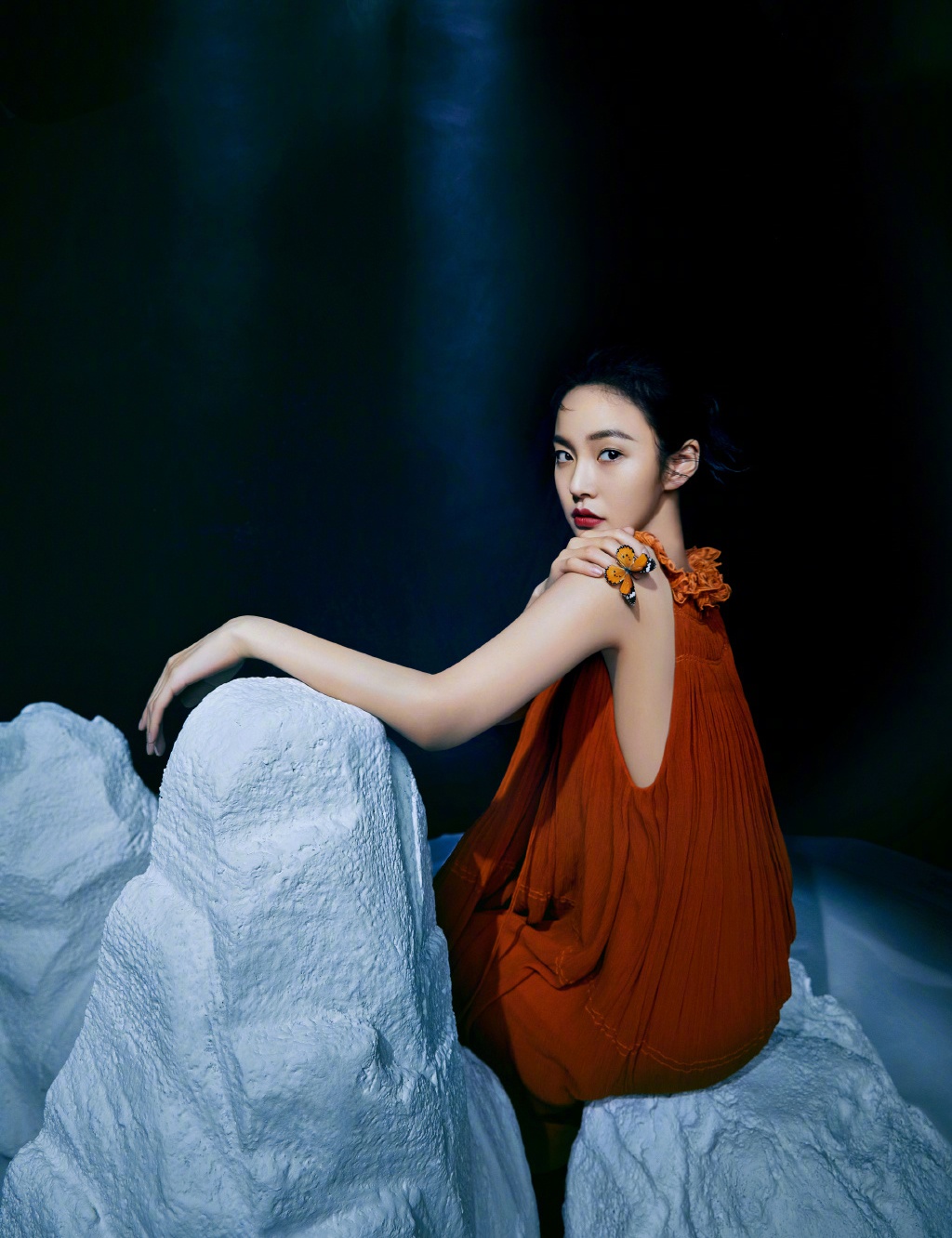 张佳宁"带"蝴蝶出镜,穿木耳边连衣裙配红唇,眼神凌厉好霸气