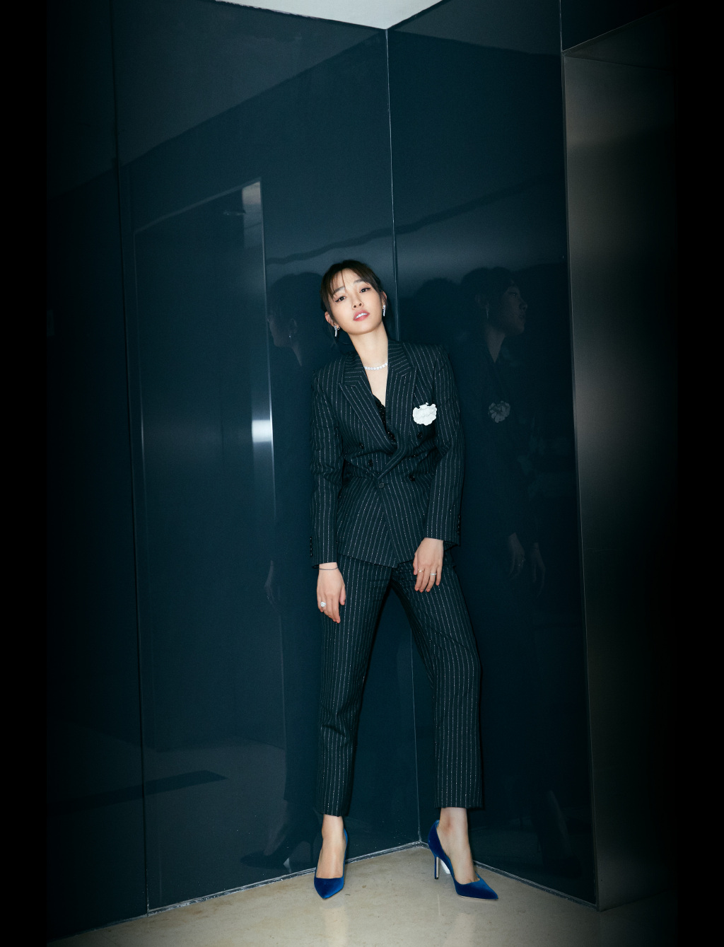 白百何真会穿踩裸色高跟鞋出镜配9分牛仔裤凹出笔直大长腿